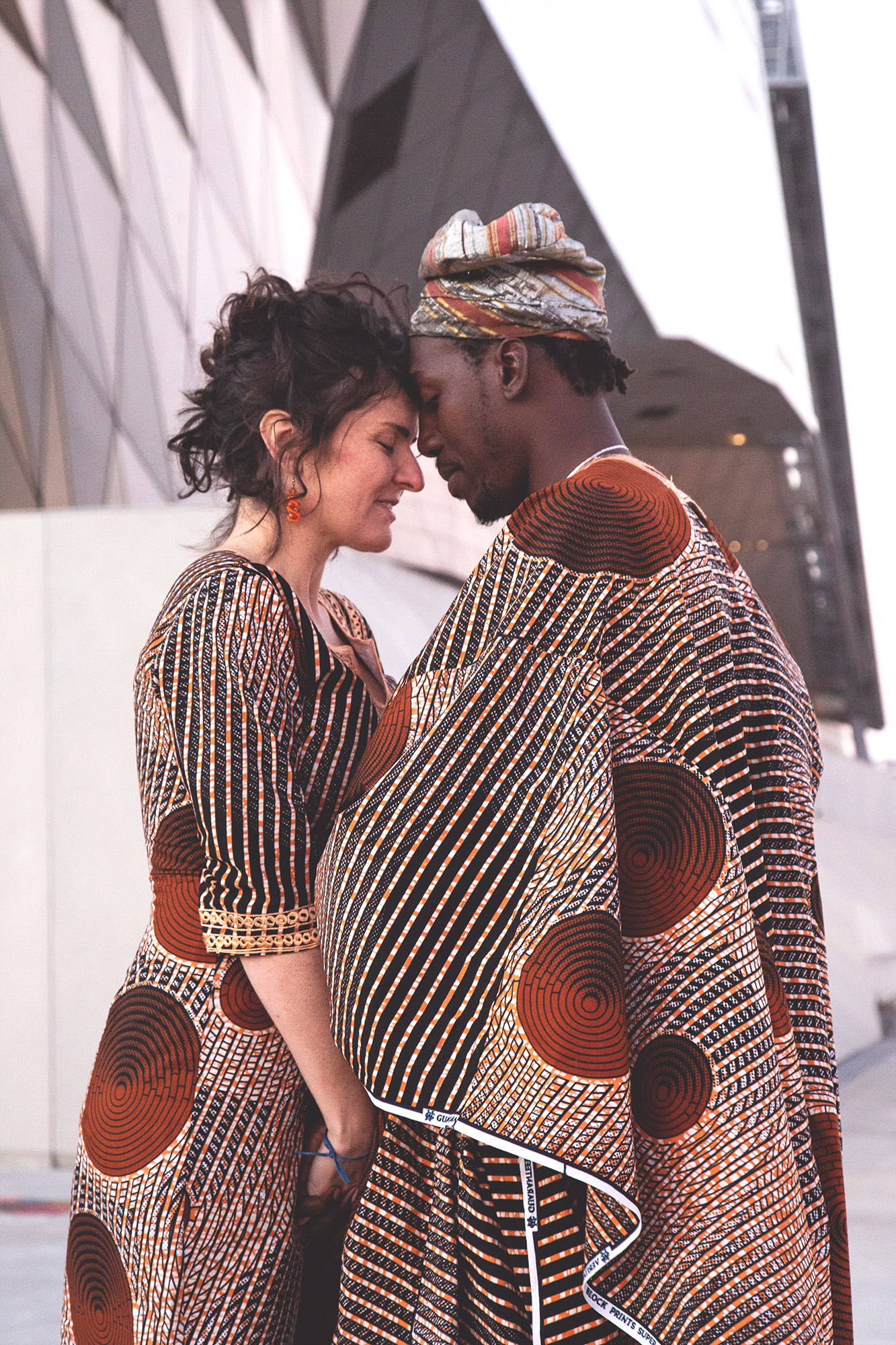Couple en tenue traditionnelle africaine se tenant front contre front